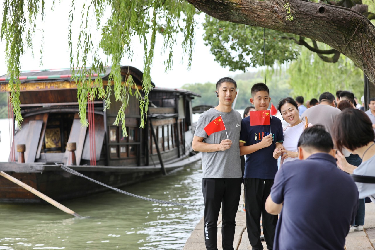 10月1日，市民在浙江省嘉興市南湖景區(qū)參加游園活動。新華社發(fā) 金鵬 攝