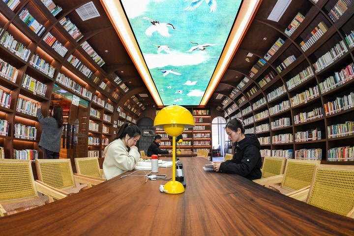 2024年1月4日，讀者在江西省宜春市袁州區(qū)珠泉街道獅子山公園城市書房內(nèi)閱讀、學習。新華社發(fā)（周亮 攝）