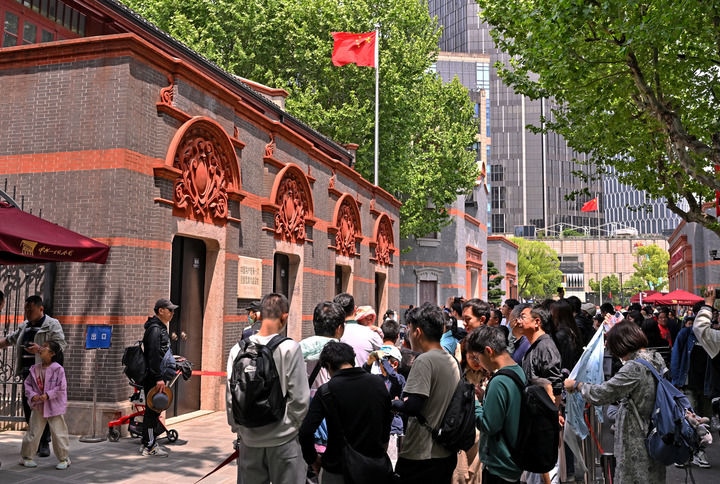 2024年5月3日，游客在位于上海的中共一大會址前參觀。新華社記者 劉穎 攝