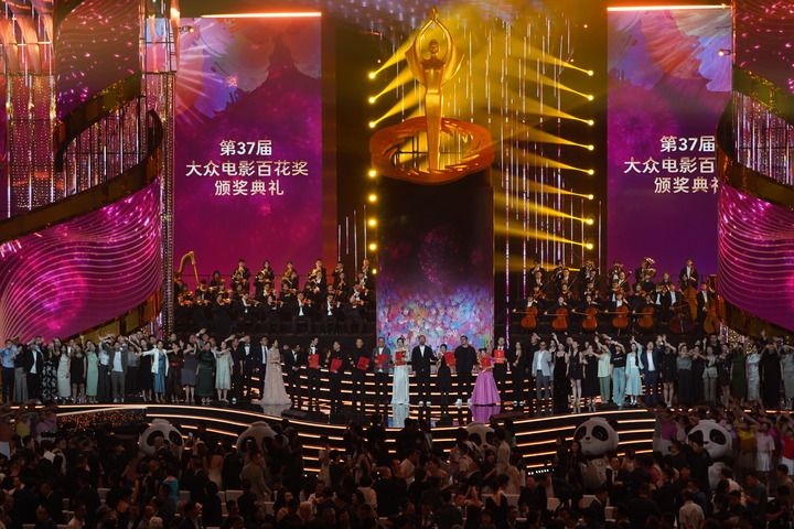 2024年8月4日，在四川成都，第37屆大眾電影百花獎獲獎?wù)吆痛蟊娫u審在舞臺上合影。新華社記者 唐文豪 攝
