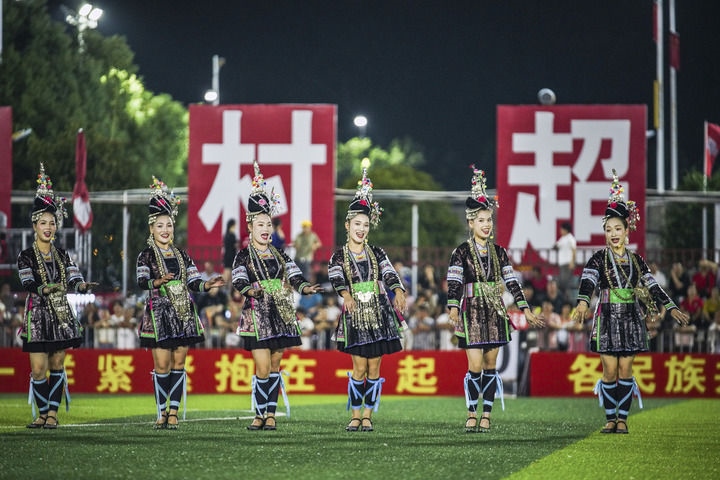 2024年9月28日，榕江縣侗族大歌隊的演員們在“村超”足球場上表演。當日，“發(fā)現(xiàn)中國之美·相約貴州村超”國際友誼賽在貴州省黔東南苗族侗族自治州榕江縣的“村超”足球場舉行。新華社記者 陶亮 攝
