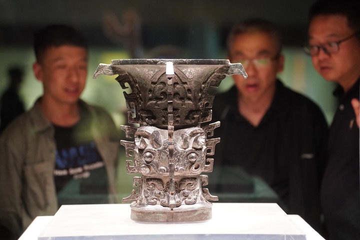 2024年5月9日，游客在陜西寶雞青銅器博物院內(nèi)參觀西周文物何尊。新華社記者 邵瑞 攝