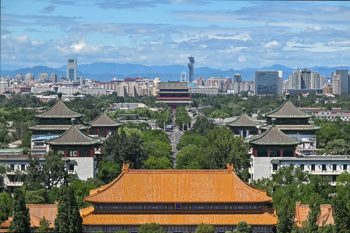 從景山上沿著北京中軸線向北眺望鼓樓（2024年8月12日攝）。新華社記者 李鑫 攝