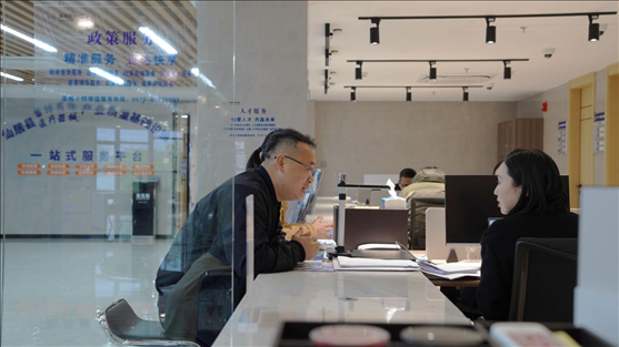 浙江省臺(tái)州市辦事群眾在政務(wù)服務(wù)中心咨詢業(yè)務(wù)辦理相關(guān)問題。圖片來源：人民網(wǎng)浙江頻道