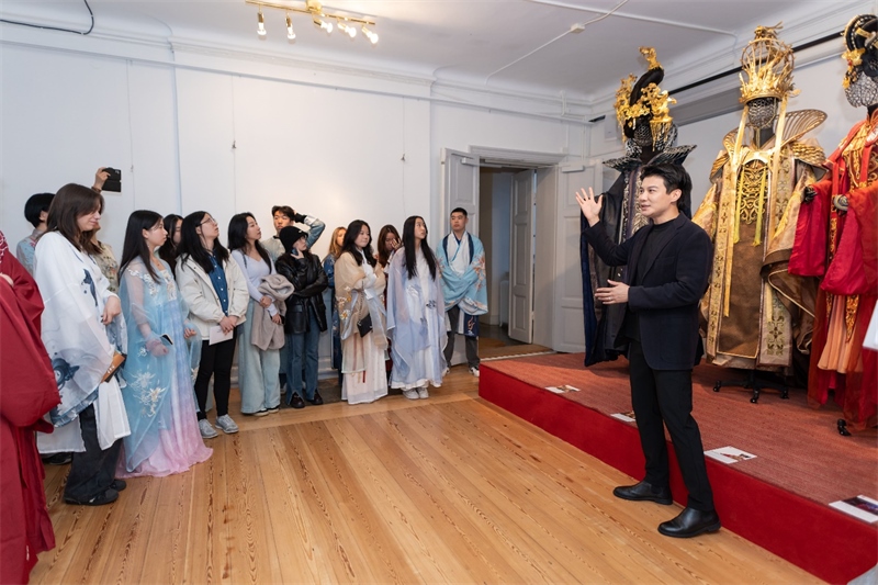 中國歌劇舞劇院首席服裝設(shè)計(jì)師陽東霖導(dǎo)覽現(xiàn)場(chǎng)。 斯德哥爾摩中國文化中心供圖