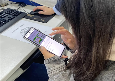 趙女士用手機(jī)掃碼預(yù)約幫辦服務(wù)。圖片來源：微信公眾號“上海市普陀區(qū)政務(wù)服務(wù)中心”