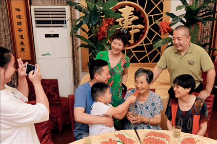2019年9月13日，浙江南潯久安老年城餐廳， 84歲的沈?qū)W安老人（前右二）和前來看望她的親人歡聚