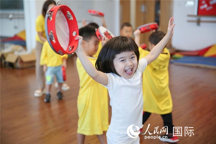 一名華裔兒童在參加音樂課程。人民網(wǎng)中東中心分社塔里克·易卜拉欣攝