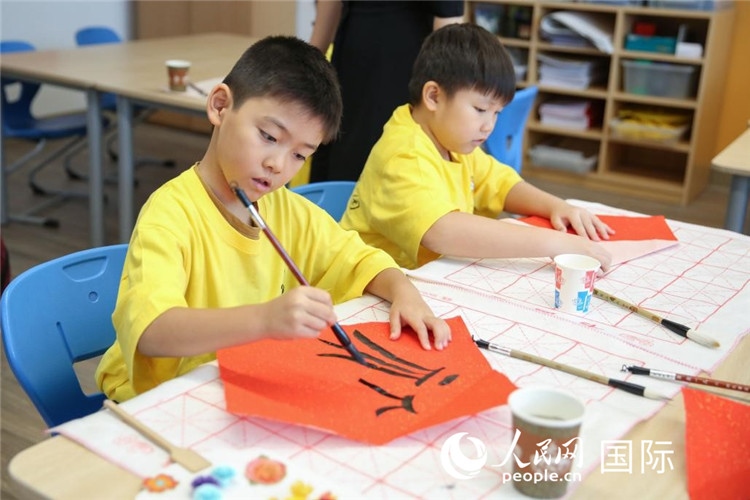 書法課。人民網(wǎng)中東中心分社塔里克·易卜拉欣攝