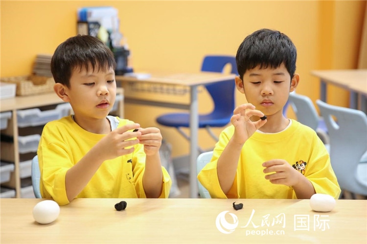 做手工。人民網(wǎng)中東中心分社塔里克·易卜拉欣攝