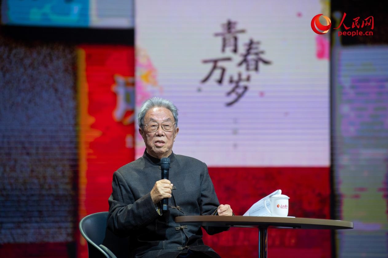 王蒙以《與時(shí)代同行 與人民同心》為題演講。人民網(wǎng)記者 翁奇羽攝