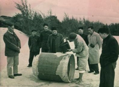 谷文昌（左一）與工程技術(shù)人員解決地下水供給（資料照片）。谷文昌帶領(lǐng)群眾修建了22座水庫和705處永久性水利工程，緩解了東山縣水資源極度缺乏的難題。