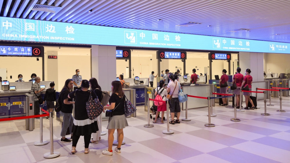 2023年7月26日，旅客在三亞鳳凰國際機場國際航站樓有序通關。三亞鳳凰國際機場國際航站樓改擴建項目主體工程已于2023年7月1日完工并投入使用，該項目是海南自貿港首個主體工程完工并投入使用的封關運作項目?！逗Ｄ献杂少Q易港建設總體方案》明確，海南將在2025年前適時啟動全島封關運作。