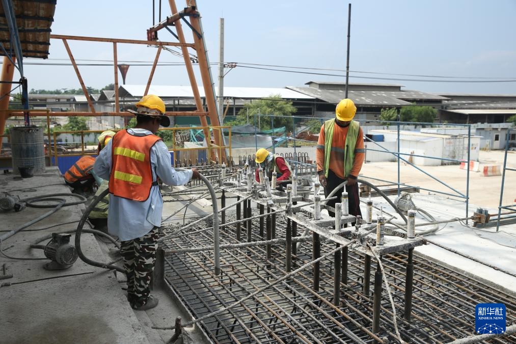 10月11日，工人在位于泰國大城府的中泰高鐵項目4-3標段施工現(xiàn)場作業(yè)。新華社記者 孫瑋彤 攝