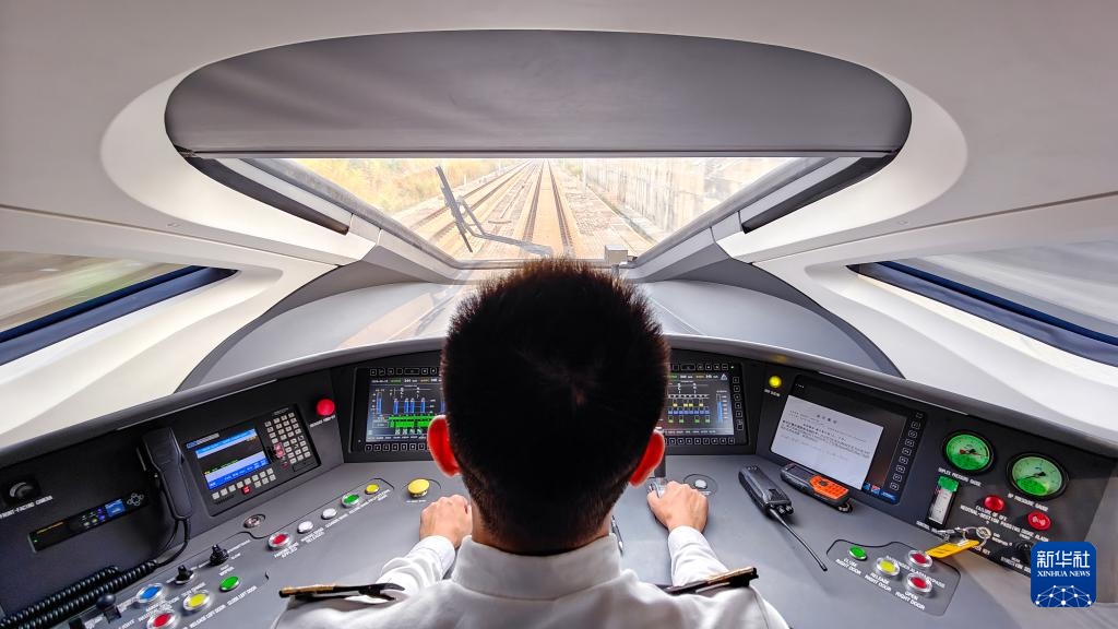 9月12日，司機駕駛高速動車組列車行駛在雅萬高鐵上（手機照片）。新華社記者 徐欽 攝