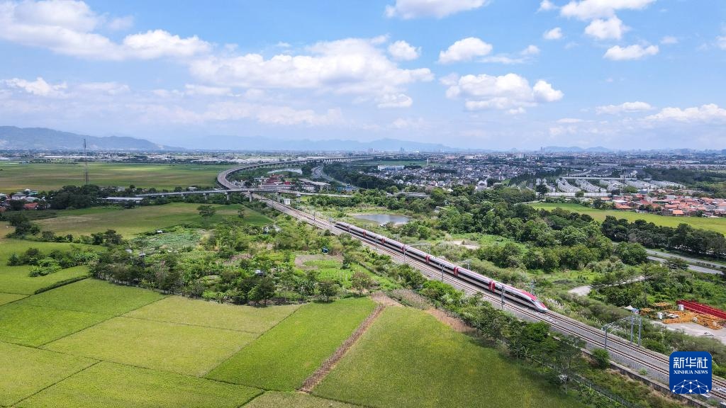 4月17日，在印度尼西亞萬隆，雅萬高鐵高速動車組列車行駛在雅萬高鐵沿線（無人機照片）。新華社記者 徐欽 攝