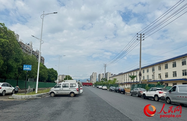 麗水佳園小區(qū)入口外及長(zhǎng)富大道上停滿(mǎn)了車(chē)輛。人民網(wǎng)記者 邱燁攝