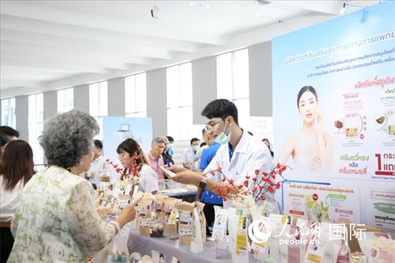 活動現(xiàn)場，泰國華僑中醫(yī)院工作人員向來訪者介紹養(yǎng)生產(chǎn)品。人民網(wǎng)記者楊一攝