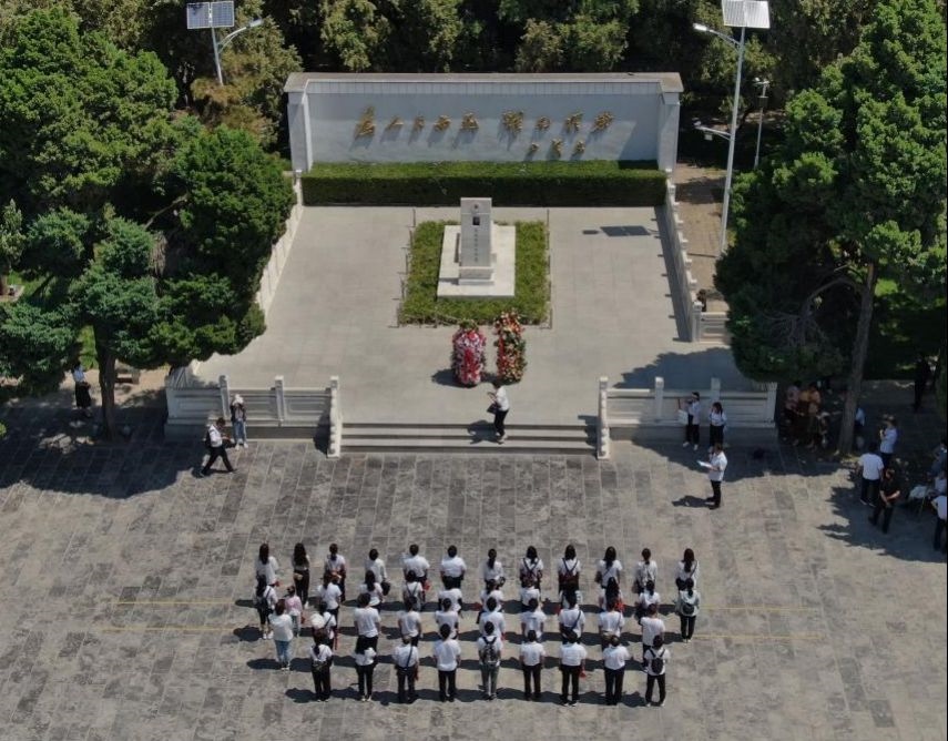 2021年6月24日，參觀者在位于河南省蘭考縣的焦裕祿紀念園瞻仰焦裕祿烈士墓（無人機照片）。新華社記者 李安 攝