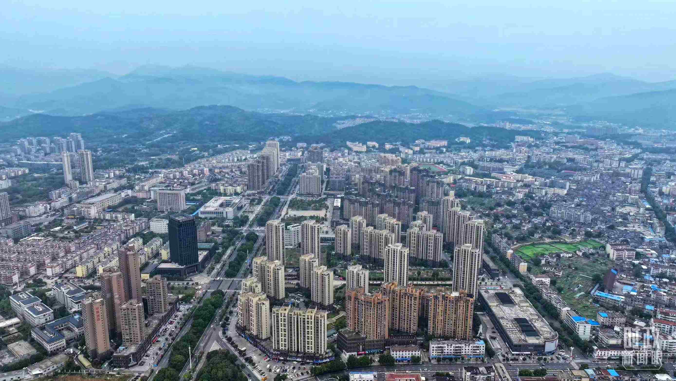 △俯瞰桐城市。（總臺(tái)記者葛啟文拍攝）