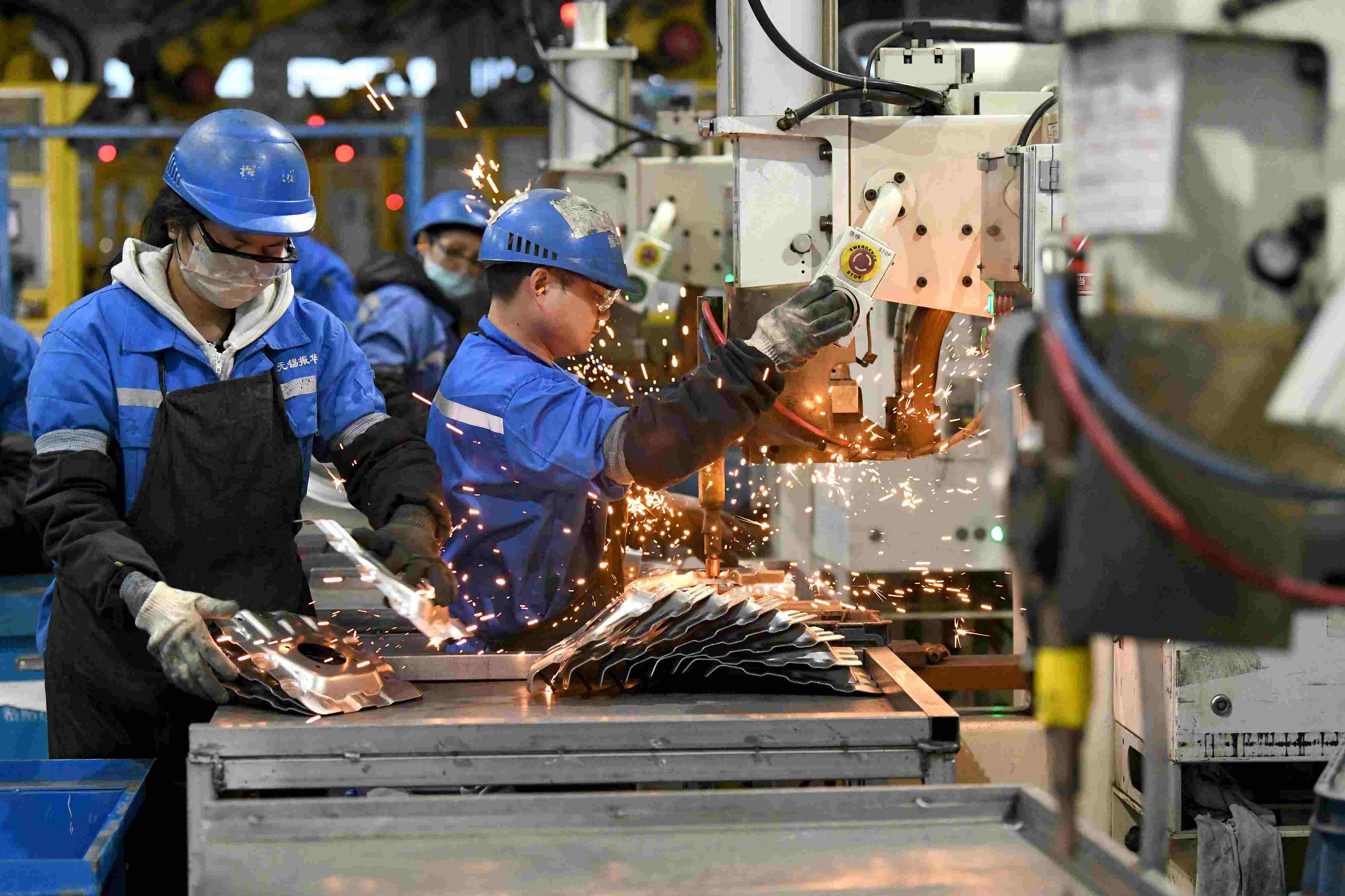 2023年2月7日，福建省寧德市蕉城區(qū)一家汽車零部件生產(chǎn)企業(yè)的生產(chǎn)線上一派繁忙景象。