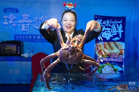 9月19日，在吉林省琿春市，商家在展示售賣的帝王蟹。新華社記者 許暢 攝