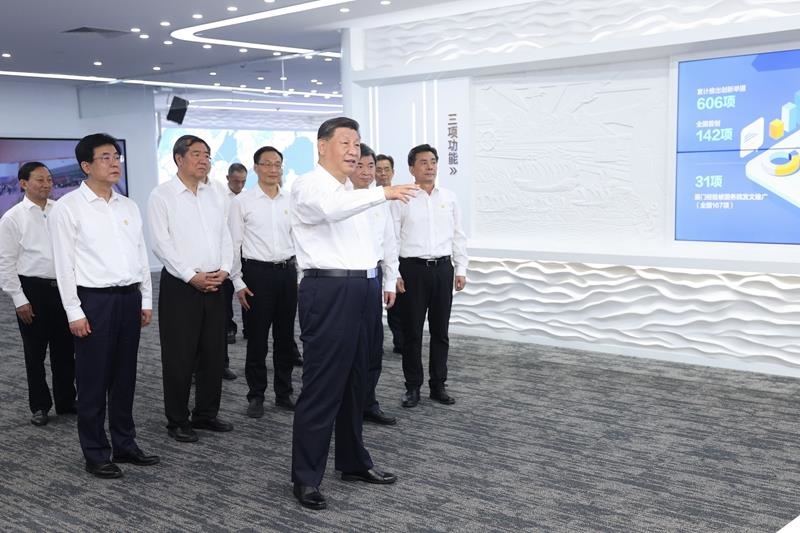 △2024年10月16日，習(xí)近平總書記在中國（福建）自由貿(mào)易試驗(yàn)區(qū)廈門片區(qū)參觀自由貿(mào)易試驗(yàn)區(qū)建設(shè)成果展。