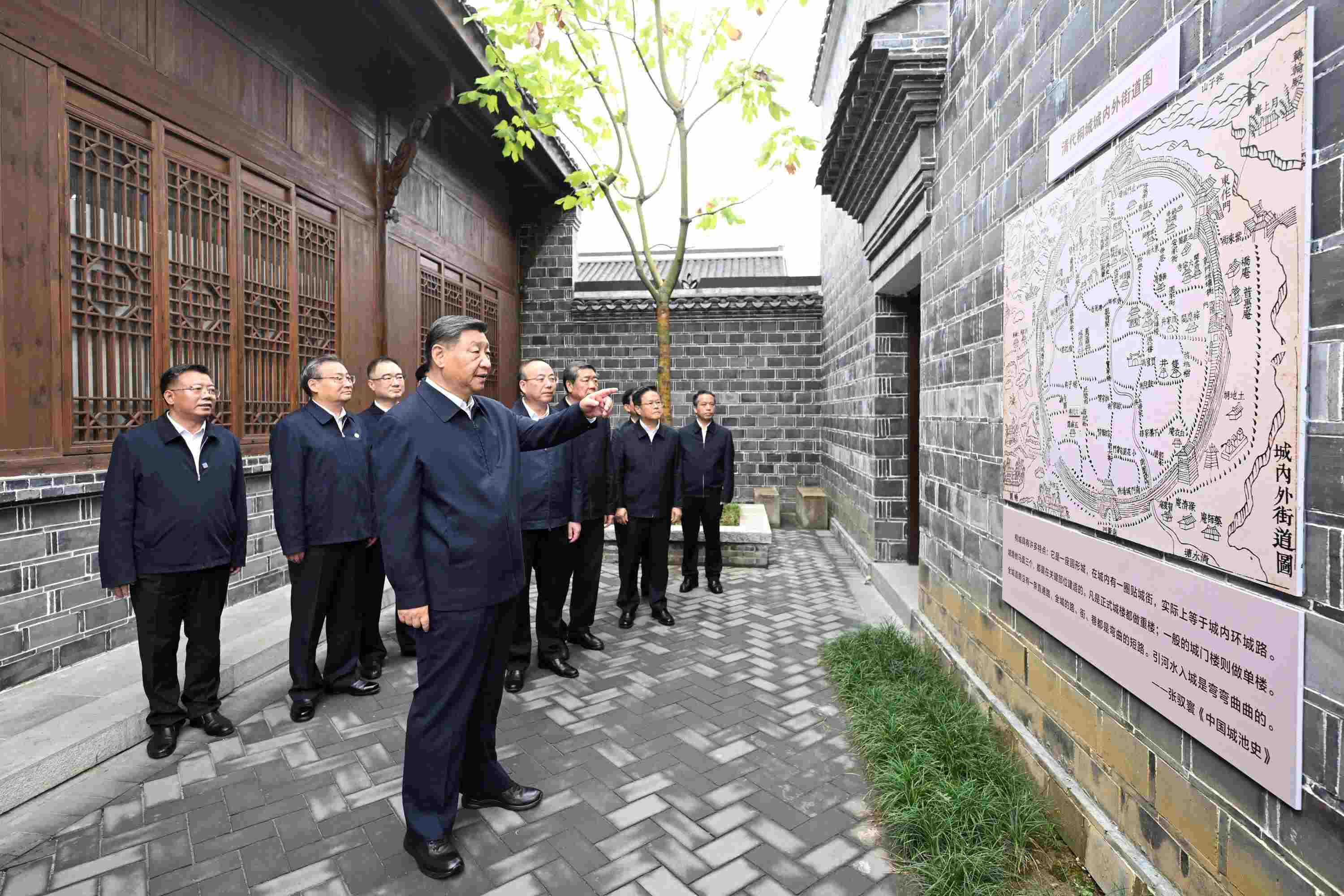 △2024年10月17日，習(xí)近平總書記在安徽省安慶桐城市六尺巷考察。