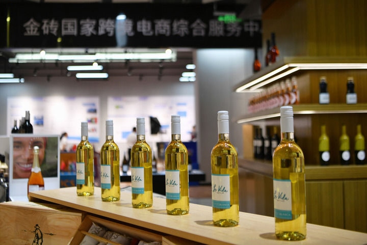 這是位于廈門的金磚國家商品服務(wù)中心內(nèi)展示的商品（2022年6月23日攝）。中心將經(jīng)貿(mào)合作與跨境電商有機(jī)結(jié)合，通過專題推廣、直播帶貨等各種線上線下銷售渠道，促進(jìn)金磚國家優(yōu)質(zhì)產(chǎn)品對接中國市場，共同把握發(fā)展機(jī)遇。新華社記者 魏培全 攝