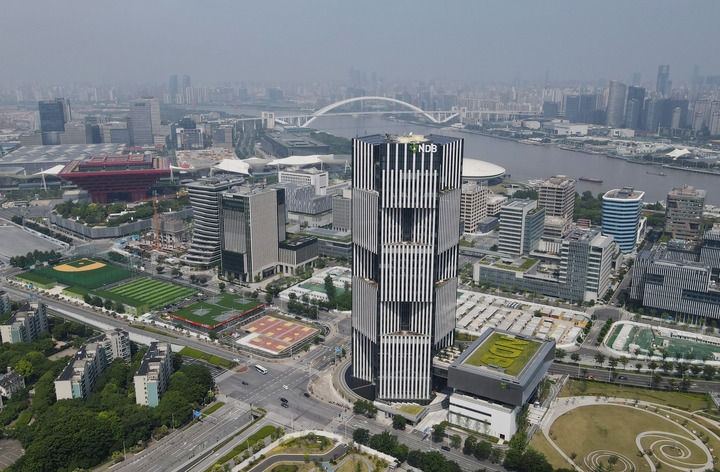 位于上海浦東新區(qū)世博園區(qū)的金磚國家新開發(fā)銀行總部大樓（2022年6月17日攝，無人機(jī)照片）。新華社記者 方喆 攝