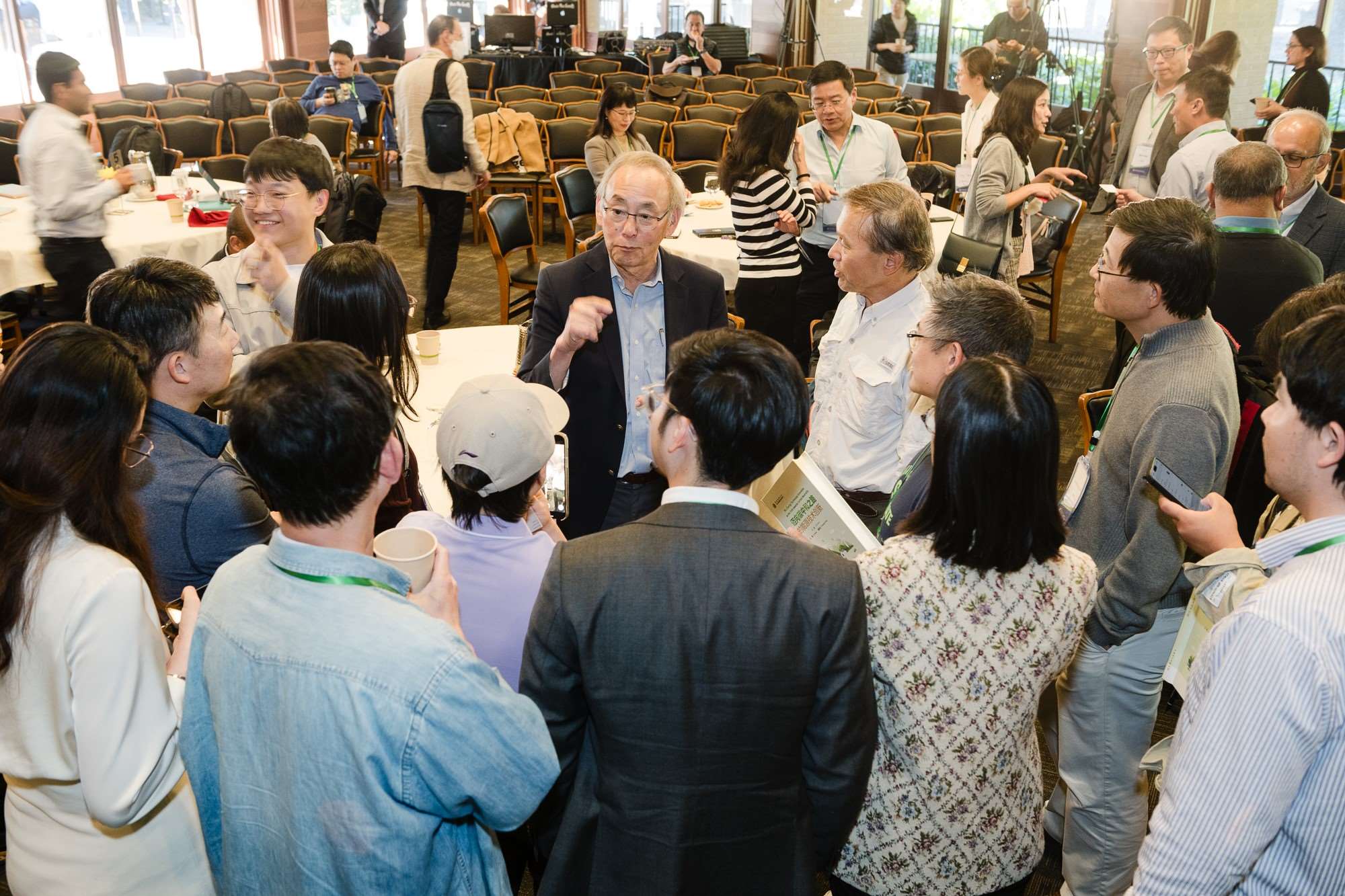 美國前能源部長、諾獎得主朱棣文教授在會場與參會者交流。馮超攝