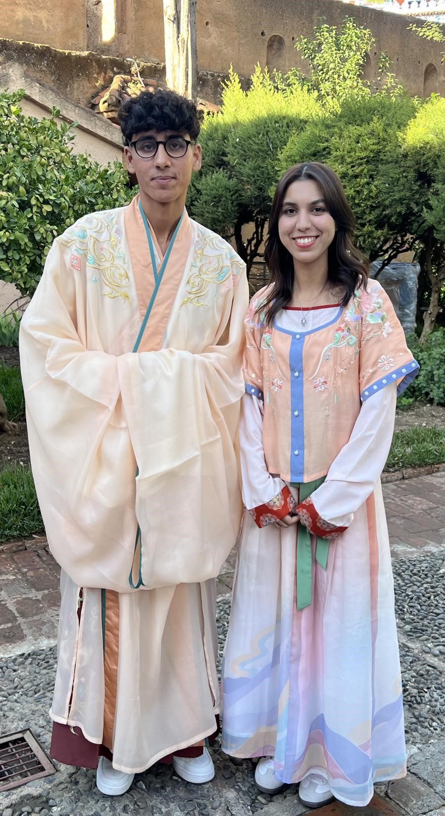 兩位青年試穿中國(guó)古代服裝。拉巴特中國(guó)文化中心供圖