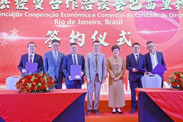 企業(yè)家在活動(dòng)現(xiàn)場(chǎng)參與項(xiàng)目簽約儀式。人民網(wǎng)記者 陳海琪攝
