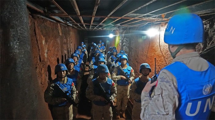 進入地下掩體隱蔽。王軍杰攝