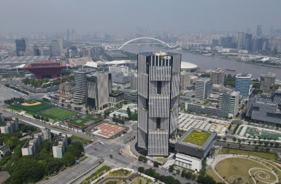 位于中國上海浦東新區(qū)世博園區(qū)的金磚國家新開發(fā)銀行總部大樓（2022年6月17日攝，無人機照片）。新華社記者方喆攝
