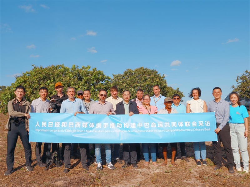 當(dāng)?shù)貢r間10月24日至25日，人民日報社攜手巴西主流媒體在巴西東北部北里奧格蘭德州開展聯(lián)合采訪，拉開了以“攜手推動構(gòu)建中巴命運共同體”為主題的人民日報和巴西媒體聯(lián)合采訪序幕。圖為參加聯(lián)合采訪的中巴兩國記者與受益于中國企業(yè)扶貧項目的若昂卡馬拉市民眾合影。 人民日報和巴西媒體聯(lián)合采訪團供圖
