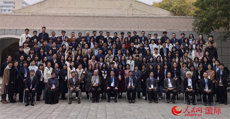 與會嘉賓合影留念。人民網(wǎng)記者 陳建軍攝