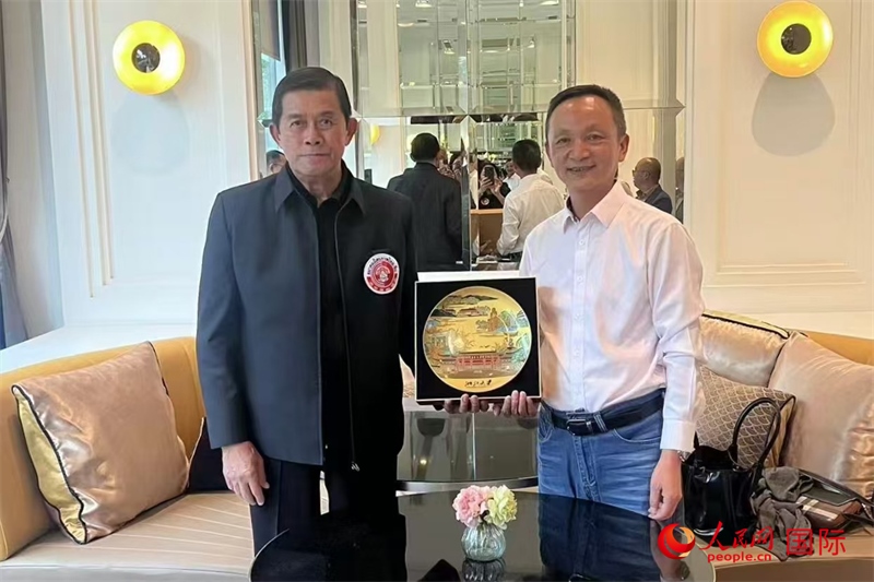 泰中友好協(xié)會會長、泰國前副總理功·塔帕朗西（左一）會見浙大團組一行。人民網(wǎng)記者 簡承淵攝
