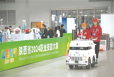 參賽選手在陜西省2024職業(yè)技能大賽新能源汽車智能化技術(shù)賽項比賽中。新華社記者 張博文攝