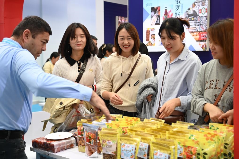 10月25日，觀眾在楊凌農(nóng)高會(huì)上合組織國(guó)家農(nóng)業(yè)展區(qū)了解農(nóng)產(chǎn)品。新華社記者 鄒競(jìng)一 攝