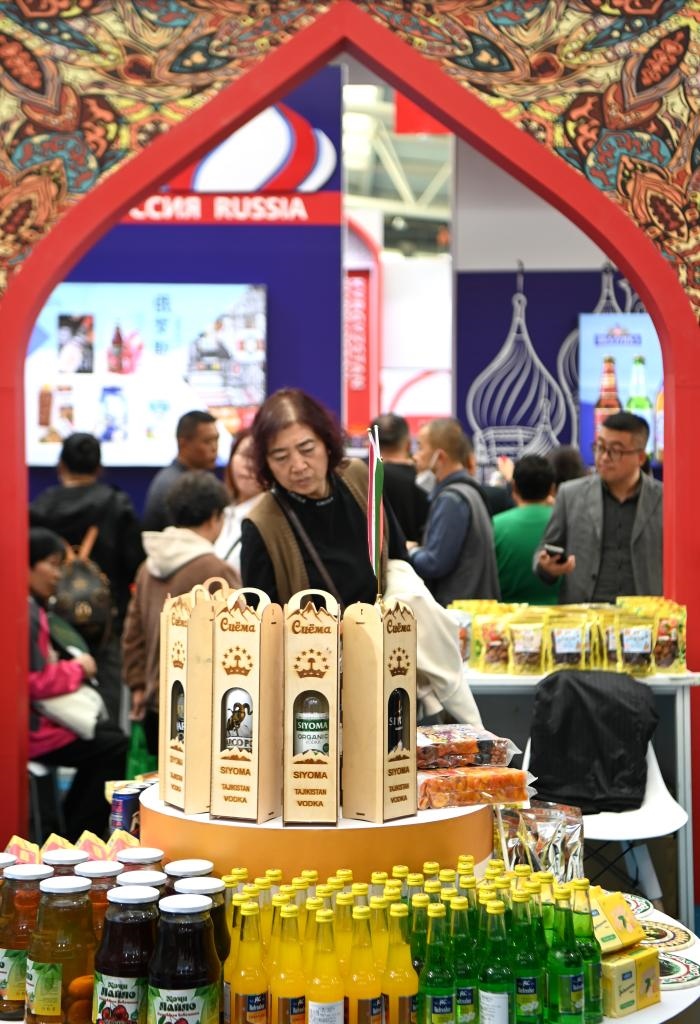 10月25日，觀眾在楊凌農(nóng)高會(huì)上合組織國(guó)家農(nóng)業(yè)展區(qū)了解農(nóng)產(chǎn)品。新華社記者 鄒競(jìng)一 攝