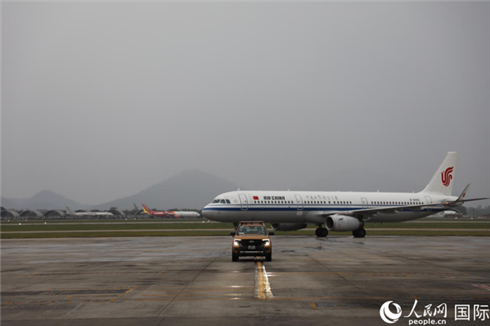 國航上?！觾?nèi)首班飛機抵達河內(nèi)內(nèi)排機場。人民網(wǎng)記者 楊曄攝