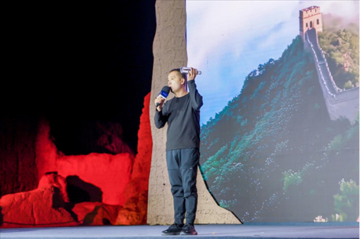 李剛在“何以中國·五星出東方”網(wǎng)絡(luò)主題宣傳活動現(xiàn)場演講。人民視頻供圖