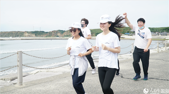 中日青年沿著海岸線奔跑前行。人民網(wǎng) 蔣曉辰攝