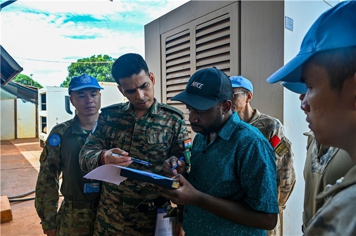 核查發(fā)電設(shè)備。鄧原淘攝