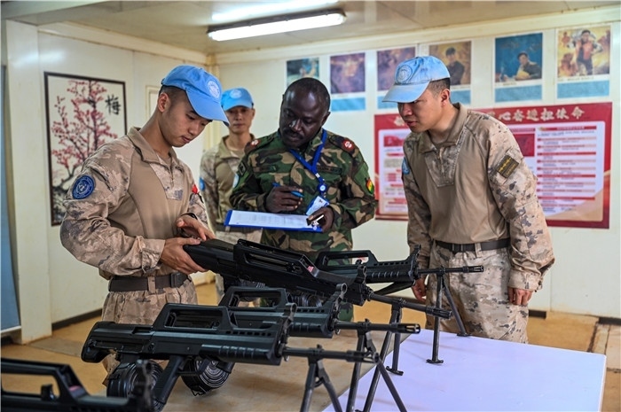 檢查槍支性能。孫千攝