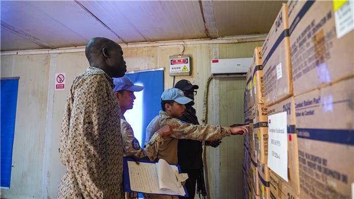 圖7.檢查給養(yǎng)物資。馬騫攝