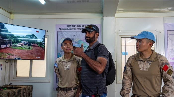 核查官員稱贊。王軍杰攝