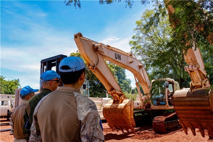 檢查裝備性能。謝坤攝