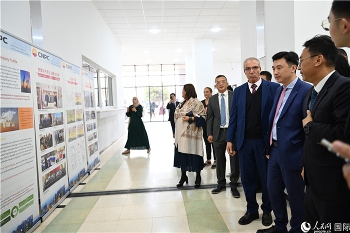 中企向阿爾及利亞大學(xué)捐贈(zèng)電教設(shè)備圖片展。人民網(wǎng)記者 郝瑞敏攝